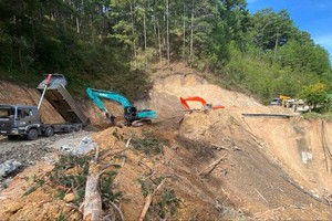 修复山体滑坡点。