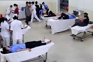 疑似食物中毒的患者在福门区域全科医院接受急救和治疗。