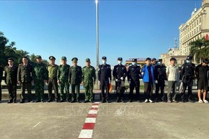 广宁省公安厅出入境管理科在越南芒街-中国东兴国际口岸分界线区域配合移交非法入境越南的中国公民。