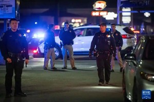 11月29日，在美国加州斯托克顿市，警察在枪击事件发生地工作。