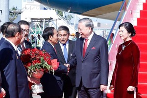 党中央总书记苏林和夫人抵达万象 开始对老挝进行国事访问