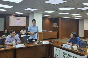 胡志明市建设厅交通工程维修与开发管理科副科长阮坚江在新闻发布会上通报消息。