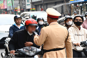 交警在周末发现不少司机的酒驾违规行为。