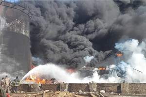 消防人员在一处遭无人机袭击的燃料仓库灭火。