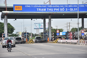 51号国道上的T3收费站不再具备运营功能，但收费亭、分流岛、柱基仍然存在。