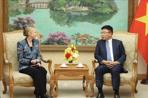 越南政府副总理黎成龙会见了亚马逊集团国际公共政策副总裁苏珊·波因特尔。