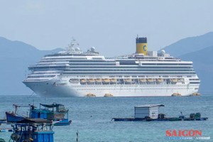 国际邮轮“歌诗达·赛琳娜号”停泊在芽庄湾。