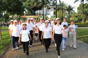 胡志明市德润坊举行步行活动筹集逾39亿元关照弱势群体