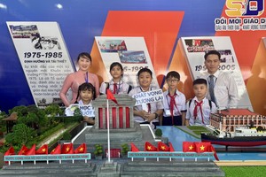 胡志明市师生在教育部门50周年盛会合影。