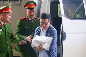 合并前的永福省人委会原主席黎维成被押解至法庭出庭受审。