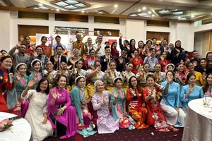 参会代表、艺术家们以及双方嘉宾合影。