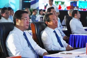 党中央政治局委员、党十四大文件小组常务委员阮文年出席仪式。