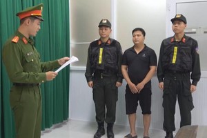  胡志明市公安对黎光决宣读逮捕令。