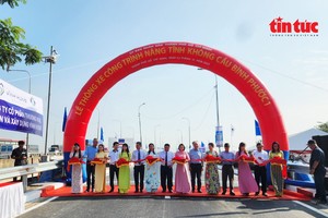  代表们进行平福1桥提升净空高度工程的通车仪式。