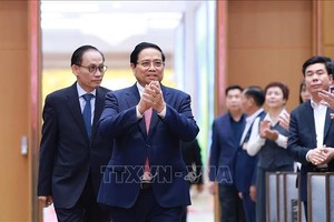党中央政治局委员、越南政府总理范明政出席会议。