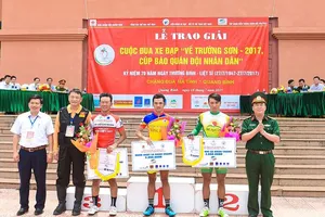 Tấn Hoài (giữa) đã nhận phần thưởng về nhất chặng. Nguồn: BTC