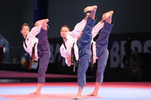 Tuyết Vân, Lệ Kim, Tuyết Mai biểu diễn bài quyền