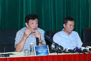 Chủ tịch Hội đồng HLV quốc gia chỉ ra sai sót của HLV Hữu Thắng. Ảnh: NGỌC HẢI