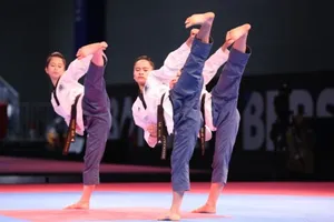 Các VĐV nữ đoạt HCV nội dung biểu diễn quyền ở môn taekwondo. Ảnh: DŨNG PHƯƠNG