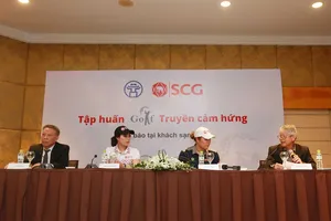 Hai golf thủ nữ người Thái Lan rất háo hức có mặt tại Hà Nội lần này. Ảnh: NGỌC HẢI