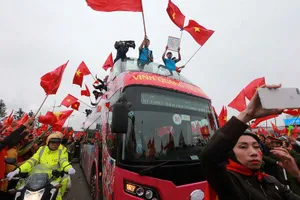 Cầu thủ U23 Việt Nam được lên xe buýt chung vui với người hâm mộ sau những phút ngắn ngủi gặp mặt người thân ngay tại sân bay Nội Bài. Ảnh: NGỌC HẢI