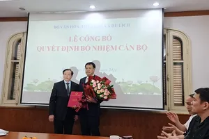 Thứ trưởng Tạ Quang Đông trao quyết định bổ nhiệm Tổng Cục trưởng Tổng Cục TDTT cho PGS.TS Đặng Hà Việt.