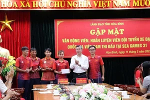 Lãnh đạo tỉnh Hòa Bình đã gặp mặt động viên đội tuyển xe đạp Việt Nam trước giờ thi đấu SEA Games 31. Ảnh: NHƯ QUỲNH