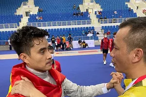 HLV Phạm Anh Tuấn đã xúc động rơi nước mắt khi chứng kiến Thành An đoạt HCV. Ảnh: MINH CHIẾN