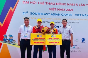 VĐV đua thuyền đã được thưởng "nóng" từ Liên đoàn đua thuyền Việt Nam. Ảnh: N.TRUNG