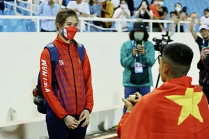 Tiến Trọng đã cầu hôn bạn gái tại sân Mỹ Đình. Ảnh: NGỌC TÚ