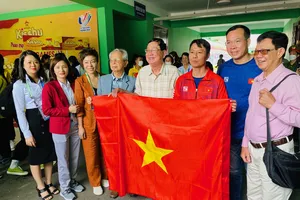 Xạ thủ Trần Quốc Cường chung vui cùng bố mình ngay sau khi chiến thắng 50m súng ngắn bắn chậm. Ảnh: MINH CHIẾN