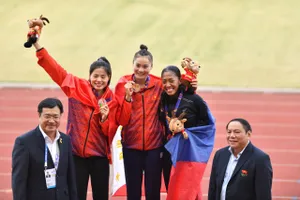 Bộ trưởng Bộ VH-TT-DL Nguyễn Văn Hùng và Tổng cục trưởng Tổng cục TDTT Đặng Hà Việt đã tới sân Mỹ Đình tặng huy chương cho Quách Thị Lan. Ảnh: NHẬT ANH