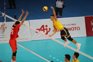 Quốc Duy tấn công trước hàng chắn Indonesia. Ảnh: DŨNG PHƯƠNG