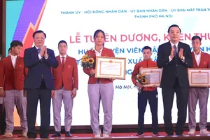 Lãnh đạo Thành ủy và UBND thành phố Hà Nội đã tuyên dương khen thưởng các HLV, VĐV thể thao Hà Nội đạt kết quả xuất sắc tại SEA Games 31. Ảnh: TÚ TÚ