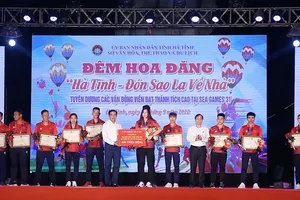 Lãnh đạo UBND tỉnh Hà Tĩnh trao tặng quà cho các HLV, VĐV đã đạt thành tích xuất sắc qua thi đấu SEA Games 31. Ảnh: BHT