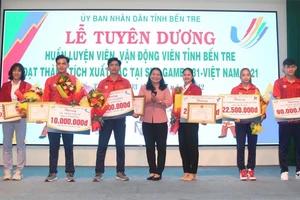 Tuyển thủ Phạm Thanh Bảo (ngoài cùng bên phải) và các VĐV thể thao Bến Tre nhận thưởng từ tỉnh nhà trước thành tích thi đấu xuất sắc tại SEA Games 31. Ảnh: I.T