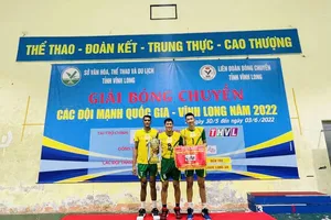 Cầu thủ nam TPHCM chung vui sau khi đoạt cúp vô địch tại Vĩnh Long trong tối 3-6. Ảnh: Q.KHÁNH