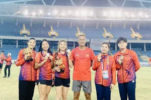 Hoàng Dư Ý (ngoài cùng bên phải) sẽ đại diện cho điền kinh Việt Nam thi đấu giải trẻ thế giới 2022 vào tháng 8 này. Ảnh: TỐ NGA