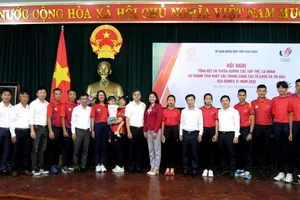 UBND tỉnh Nam Định đã trao thưởng và vinh danh các VĐV, HLV đạt thành tích tại SEA Games 31. Ảnh: P.QUỲNH