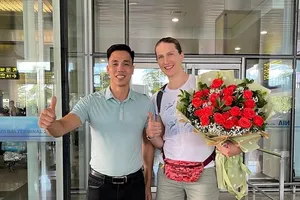 HLV Trần Văn Giáp và ngoại binh Polina Rahimova tại Việt Nam. Ảnh: BC Thái Bình 