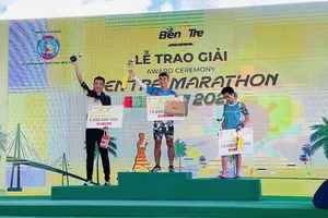 Hoàng Nguyên Thanh tiếp tục có thêm thành tích vô địch marathon ở Bến Tre năm nay. Ảnh: N.THANH