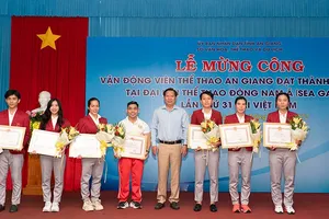 Các VĐV của thể thao An Giang đã được mừng công và tặng quà, bằng khen từ lãnh đạo địa phương. Ảnh: HIẾU ANH.BAG
