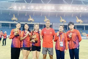 Hoàng Dư Ý (ngoài cùng bên phải) sẽ đi thi đấu vô địch trẻ thế giới vào ngày 28-7. Ảnh: TỐ NGA