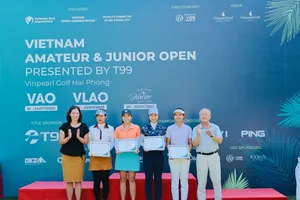 Các golf thủ nữ của Việt Nam nhận giải thưởng sau khi giải bế mạc. Ảnh: VGA