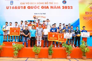 Các đội bóng nam U16 nhận phần thưởng của ban tổ chức. Ảnh: VBF
