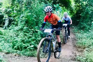 VĐV xe đạp trẻ đã kết thúc xong nội dung địa hình. Ảnh: CYCLING.NEWS