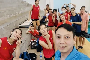 Đội tuyển bóng chuyền nữ Việt Nam tập không nghỉ ở Thái Lan kể cả ngày Lễ Quốc khánh 2-9. Ảnh: TRỌNG LINH