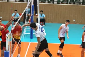 Bóng chuyền nam Quân đội (áo trắng) đang được tạo điều kiện tốt nhất chuẩn bị cho Đại hội thể thao toàn quốc lần 9-2022. Ảnh: T.THẢO