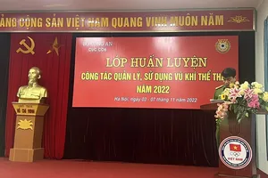 Trang bị kiến thức về quản lý, sử dụng vũ khí thể thao là điều quan trọng và đại diện của C06 sẽ trực tiếp đứng lớp để trao đổi kiến thức với các học viên. Ảnh: BSVN