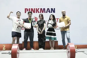 Ban tổ chức đã trao thưởng cho những VĐV toàn năng của giải. Ảnh: P.VN
